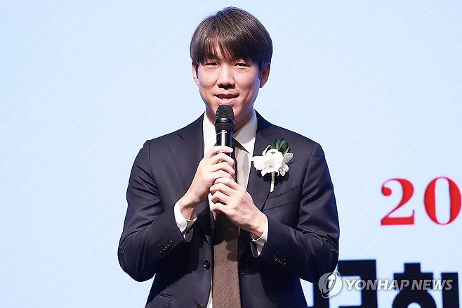 수상 소감 말하는 정경인 대표 (서울=연합뉴스) 진연수 기자 = 15일 오후 서울 강남구 웨스틴 서울 파르나스 호텔에서 열린 제22회 한국이미지상 시상식에서 '디딤돌상'을 수상한 정경인 더블랙레이블 대표가 소감을 말하고 있다. 2026.1.15 jin90@yna.co.kr