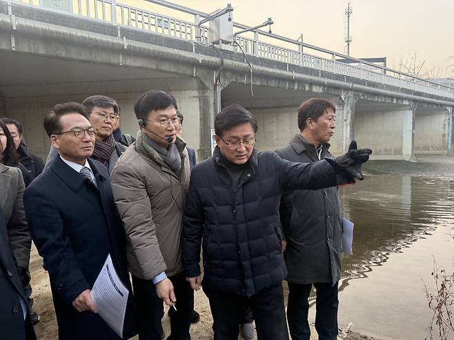 ▲ 김성환 기후에너지환경부 장관과 박선원(부평구을) 국회의원이 굴포천 상류 구간에서 현장 점검을 진행하고 있다.