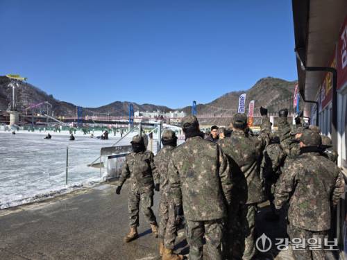 ◇화천산천어축제장 ‘군부대의 날’ 행사에 참여하는 장병들이 ‘얼음썰매장’ ‘눈조각 광장’ 등 축제장 곳곳을 둘러보고 있다. 화천=장기영기자