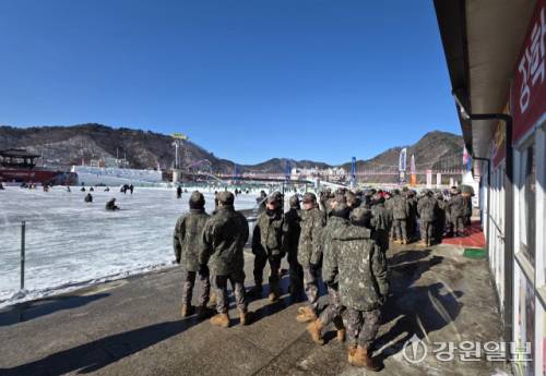 ◇화천산천어축제장 ‘군부대의 날’ 행사에 참여하는 장병들이 ‘얼음썰매장’ ‘눈조각 광장’ 등 축제장 곳곳을 둘러보고 있다. 화천=장기영기자
