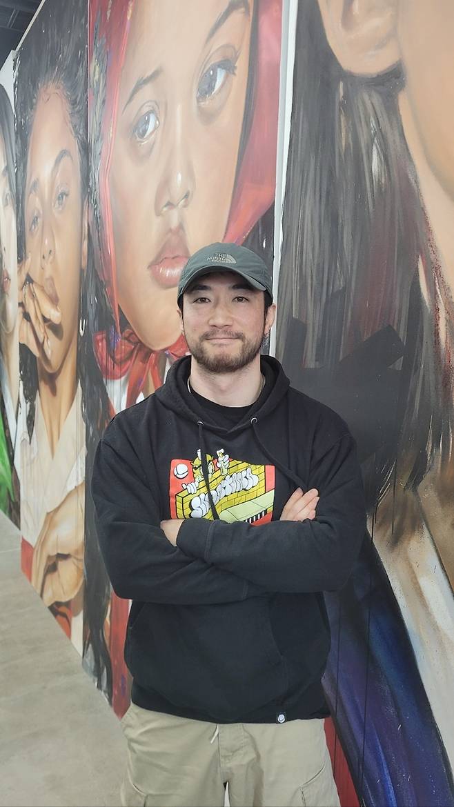 지난 13일, 021갤러리 범어 구관에서 전시를 준비 중인 심찬양 작가가 자신의 첫 대구 개인전에서 선보일 작품들 앞에서 포즈를 취하고 있다. 임훈기자 hoony@yeongnam.com