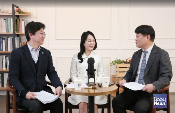 한국공인노무사회와 베이비뉴스가 지난해 12월 30일 서울 마포구 베이비뉴스 스튜디오에서 「이재명 정부의 노동 정책 및 제도 개선 방안」을 주제로 좌담회를 진행하고 있다. 좌측부터 추승우 한국공인노무사회 전 부회장, 전혜진 신임 대외협력위원장 겸 부회장, 소장섭 베이비뉴스 편집국장. 이효상 기자 ⓒ베이비뉴스