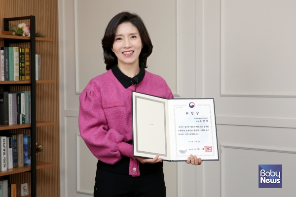 2025년 보육사업 발전 유공자로 선정돼 교육부장관상을 수상한 박진재 푸르니보육지원재단 대표가 표창장을 들고 기념촬영을 하고 있다. 이효상 기자 ⓒ베이비뉴스