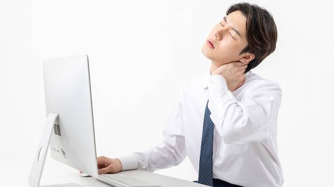 목뼈 사이 디스크 손상은 경추성 두통을 유발한다｜출처:&nbsp;클립아트코리아