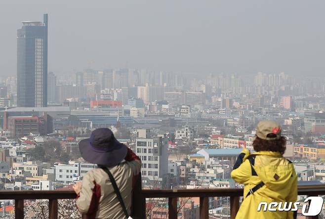 16일 대전·충남은 오전에 가시거리 200m 미만의 짙은 안개가 낄 것으로 예보됐다. 대전시내가 미세먼지로 뿌옇게 보이고 있다. / 뉴스1 ⓒ News1 김기태 기자