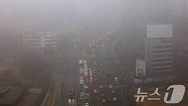 16일 서울 종로구 경복궁 교차로 인근이 초미세먼지와 짙은 안개로 뿌옇게 보이고 있다. 2026.1.16/뉴스1 ⓒ News1 임세영 기자