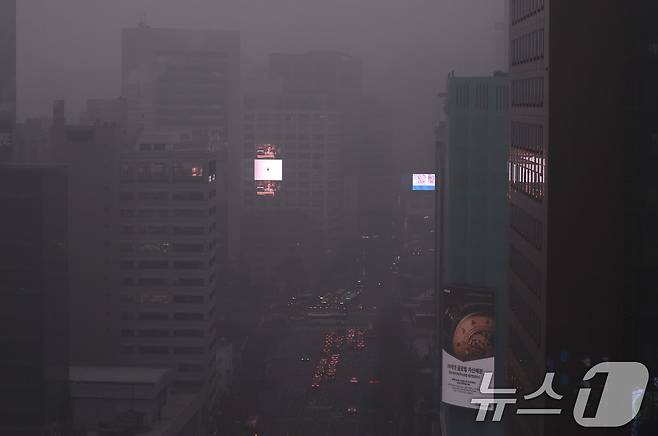 16일 오전 서울 을지로 일대가 미세먼지로 뿌옇다. 2026.1.16/뉴스1 ⓒ News1 구윤성 기자