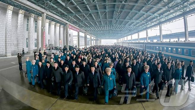 (평양 노동신문=뉴스1) = 북한 노동당 기관지 노동신문은 16일 "창조와 건설의 동음 높은 일터들과 천리방선소들을 비롯하여 온 나라 방방곡곡에서 선출된 모범적인 청년들과 인민군 군인들이 사회주의애국청년동맹 창립 80주년 기념행사에 참가하기 위해 15일 평양에 도착했다＂라고 보도했다. [국내에서만 사용가능. 재배포 금지. DB 금지. For Use Only in the Republic of Korea. Redistribution Prohibited] rodongphoto@news1.kr