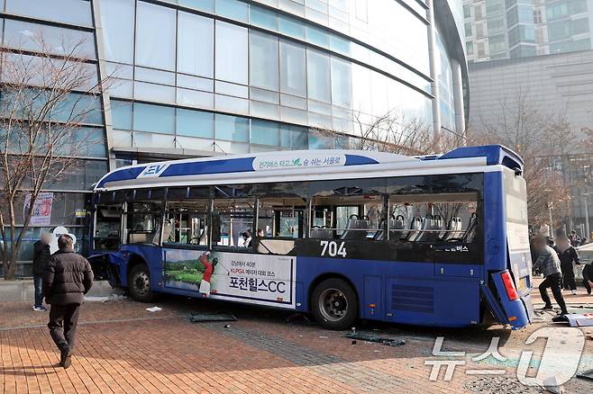 16일 오후 서울 서대문역 인근에서 시내버스가 건물로 돌진하는 사고가 발생해 시민들이 사고 현장을 살펴보고 있다. 이 사고로 현재 4명이 부상을 입고 그 중 1명이 중상인 것으로 알려졌다. 2026.1.16/뉴스1 ⓒ News1 황기선 기자