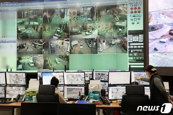 아동 성범죄자 조두순의 출소를 하루 앞두고 경기도 안산시 도시정보센터에서 관계자들이 폐쇄회로(CC)TV를 살펴보고 있다. 2020.12.11/뉴스1 ⓒ News1 조태형 기자