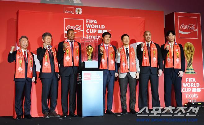 FIFA 월드컵 트로피 투어 미디어 간담회가 16일 서울 용산구 한강로동 CGV용산아이파크몰에서 열렸다. 이준엽 코카콜라 대표, 김승희 대한축구협회 전무, 지우베르투 시우바, 차범근, 이영표, 차두리, 구자철이 포토타임을 갖고 있다. 용산=박재만 기자 pjm@sportschosun.com/2026.01.16/
