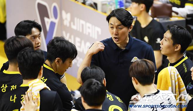 16일 의정부 경민대학교 체육관에서 열린 V리그 남자부 KB손해보험과 대한항공의 경기. 하현용 감독대행이 작전 지시를 하고 있다. 의정부=박재만 기자 pjm@sportschosun.com/2026.01.16/