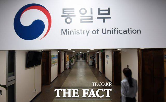 정부가 북한산 식품 반입 절차를 정비하고 안전관리 기준을 강화하는 방식으로 남북 간 민간 교역 재개의 제도적 기반 마련에 나섰다. 사진은 서울 광화문 정부서울청사의 통일부 전경. /더팩트DB