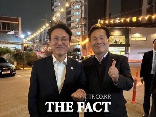주철현 의원이 지난달 4일 김민석 국무총리가 주최한 '전남지역 국회의원 저녁 간담회'에 참석해 기념촬영을 하고 있다. /주철현 의원실