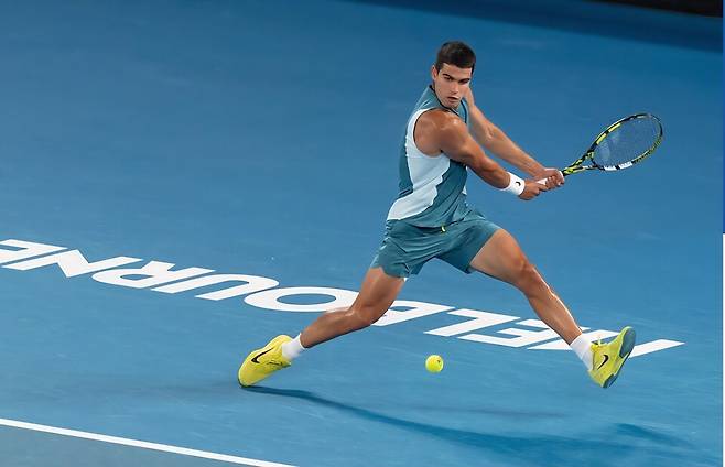 알카라스의 역동적인 양손 백핸드. 사진 호주오픈