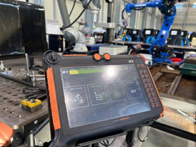 제이씨티 전용 로봇 팬던트 (사진=지디넷코리아 신영빈 기자)