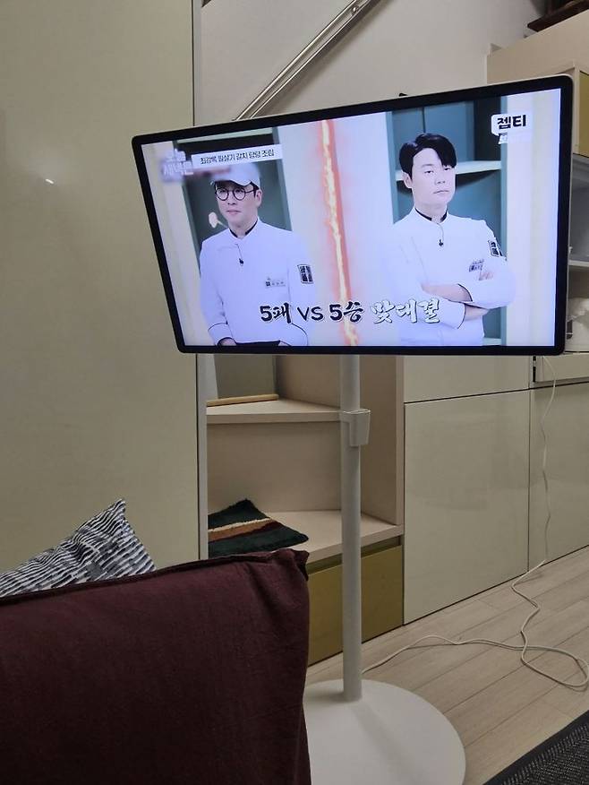 '더 무빙스타일'의 각도를 조정해 누워서도 편하게 볼 수 있었다. 박준이 기자