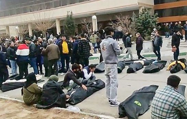 이란 테헤란 외곽 법의학 시설인 카흐리자크 법의학센터 마당에 쌓인 시신 가방들. AP연합뉴스