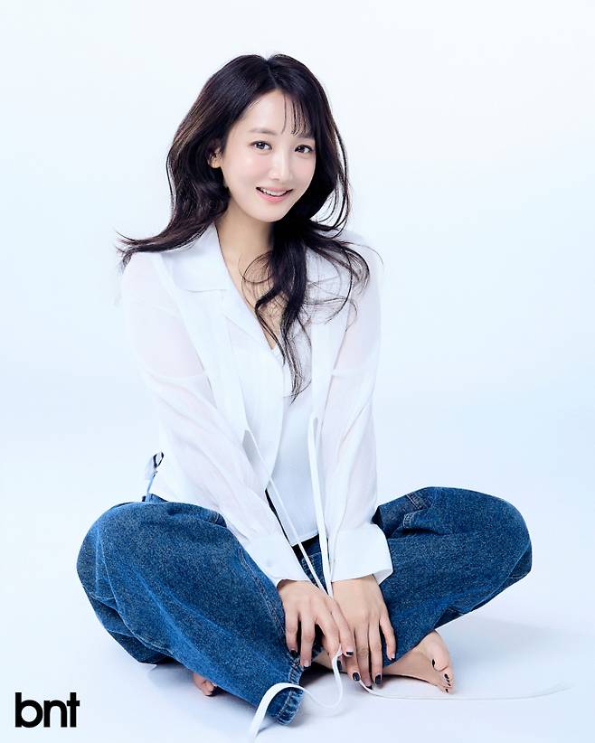 사강 블라우스, 팬츠 모두 re rhee(리이) 제품