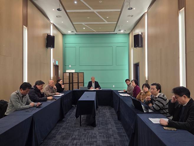 왼쪽부터 시계 방향으로 김태수·박원호·정윤혁·이성주 위원, 김도연 위원장, 김재련·김별아·민세진·장부승 위원, 조중식 부국장./김정형 기자