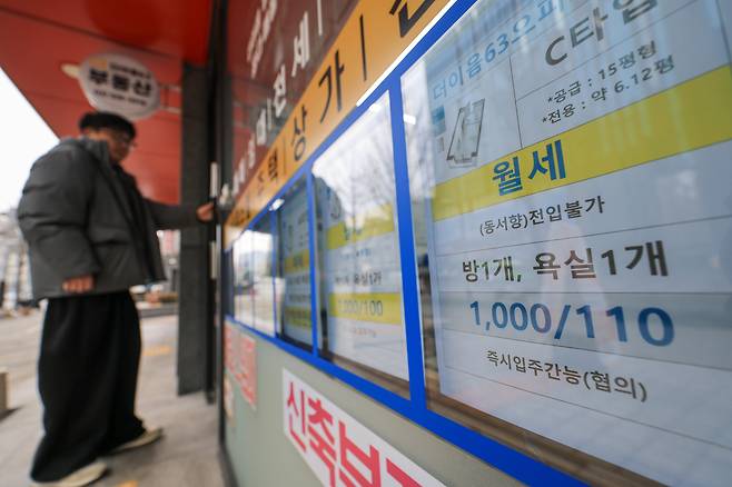 대학생들이 비싼 월세 가격 때문에 고시원으로 내몰리고 있다. 15일 오전 서울 서대문구 신촌 일대 부동산에 부착된 월세 알림판./박성원 기자
