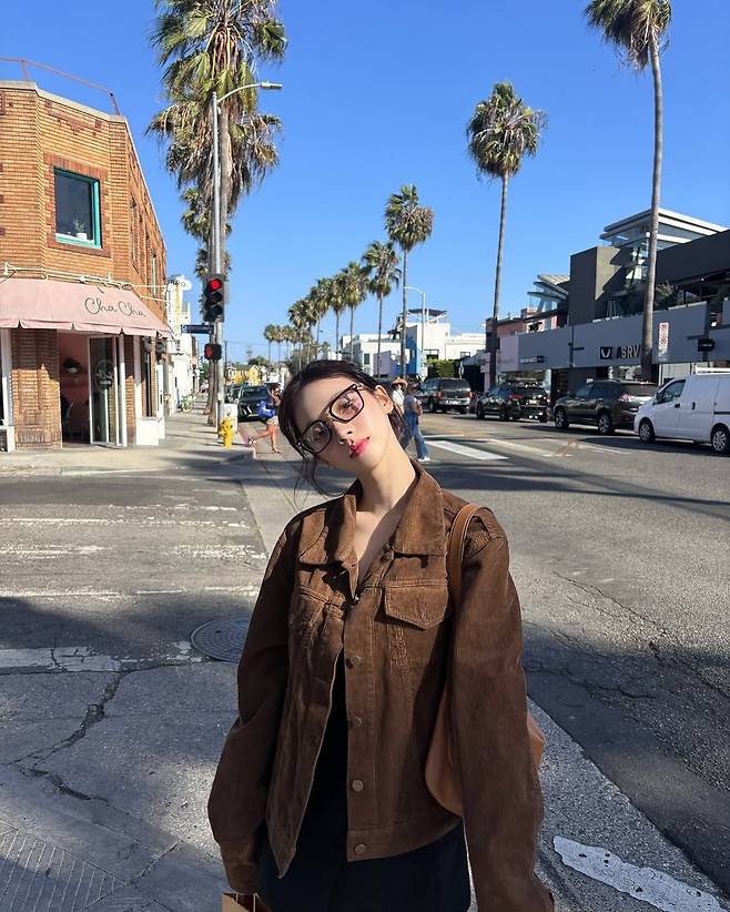 어떤 안경 프레임을 선택해도 잘 어울리는 계란형 얼굴. 인스타그램 @katarinabluu