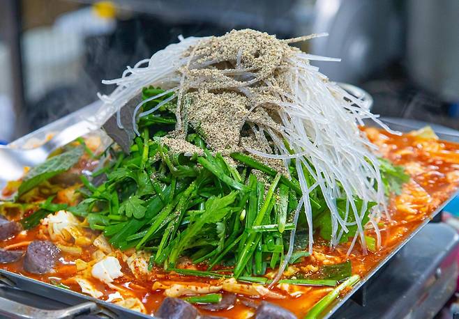 경기관광공사는 경기도를 대표하는 ‘경기 노포(老鋪)’ 4곳을 추천했다. 수원 팔달문 지동 순대·곱창타운 ‘호남순대’에서 파는 순대곱창볶음. 경기관광공사 제공