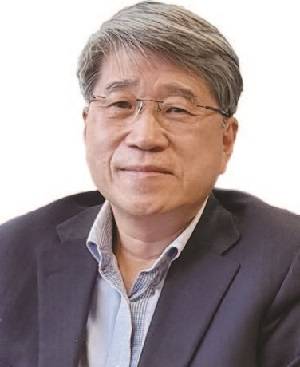 김경원 - 세종대 석좌교수, 전 삼성증권 리서치센터장,   삼성경제연구소 전무, 전 CJ그룹 전략총괄기획 부사장, 전 대성합동지주 사장, 전 세종대 부총장 및 경영경제대 학장