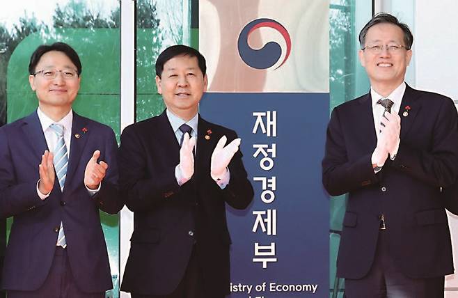 구윤철(가운데) 부총리 겸 재정경제부 장관이 1월 2일 세종시 정부세종청사 중앙동에서 열린 재정경제부 출범 현판 제막을 마친 뒤 손뼉을 치고 있다. /사진 뉴스1