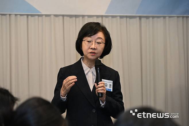 오유경 식품의약품안전처장이 지난해 12월 기자 간담회에서 질문에 답하고 있다.