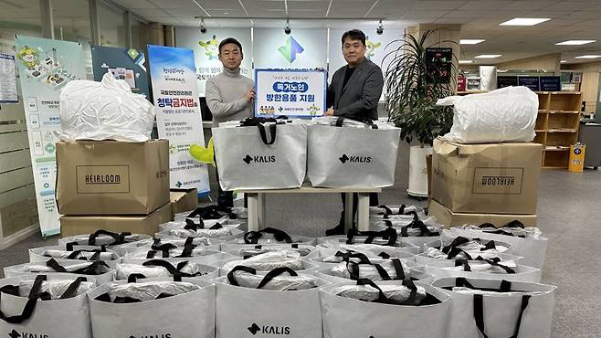 진주지역 독거노인 대상 방한용품 전달식에서 진주노인통합지원센터 고병갑 팀장(왼쪽)과 국토안전관리원 운영지원실 서원진 팀장이 기념촬영을 하고 있다. 관리원 제공