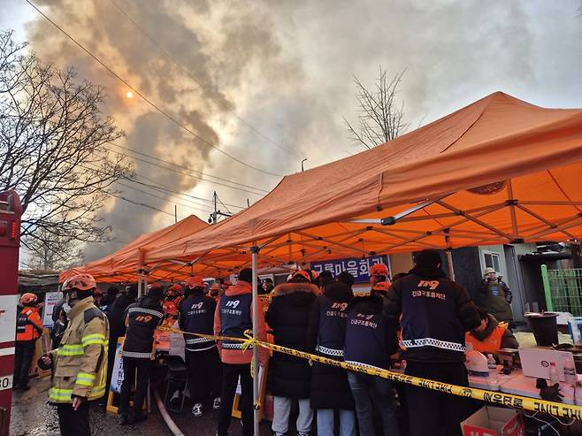 화재가 난 구룡마을 인근에 소방지휘본부가 설치돼 소방대원들이 진화 상황을 공유하고 있다. 사진=김예지 기자