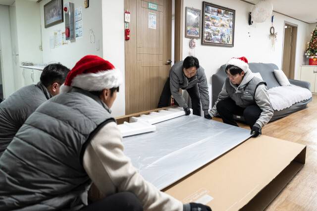 엘지(LG) 트윈스 박해민, 홍창기가 장애인 거주시설에 TV를 설치해주고 있는 모습. 엘지 트윈스 제공