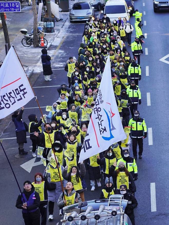 2026년 1월14일 국민건강보험공단 하청 노동자인 고객센터지부 조합원들이 ‘원청교섭 쟁취! 모든 노동자의 노동기본권 쟁취!\' 신년 결의대회에 참석해 행진하고 있다. 고객센터지부 제공