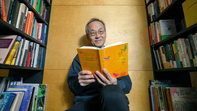 최재천 명예교수가 자신의 저서 '열대예찬'을 들고 있다. 열대의 정글에서 관찰한 생물과 자연현상에 대해 쓴 에세이집으로 "제가 쓴 글 중 가장 양질의 글"이라고 했다. 임지훈 인턴기자