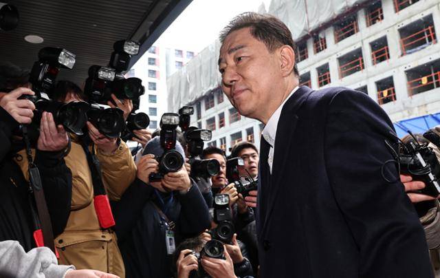 김병기 더불어민주당 전 원내대표가 12일 서울 여의도 민주당사에서 열린 윤리심판원 회의에 출석하고 있다. 뉴스1