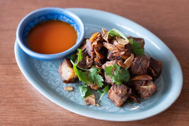 서울 종로구 '호라파'에서 판매하는 후아무텃끄라티암. 3일 동안 염지한 돼지머리를 튀긴 요리다.