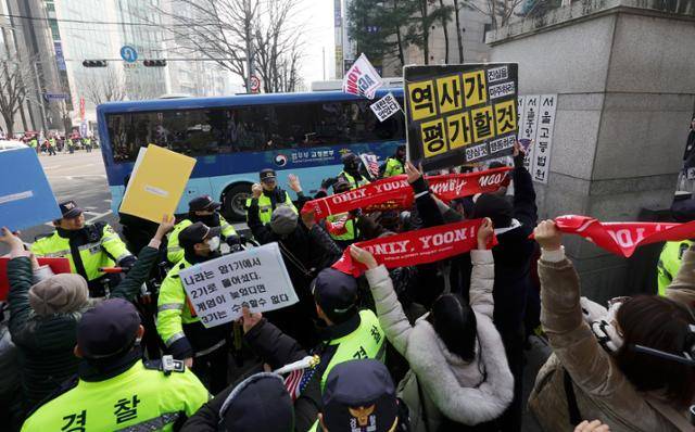 윤석열 전 대통령의 체포영장 집행 방해 혐의 등 1심 선고기일인 16일 오후 서울 서초구 서울중앙지방법원 앞에서 윤 전 대통령이 탑승한 호송차량이 법정으로 향하고 있다. 뉴시스