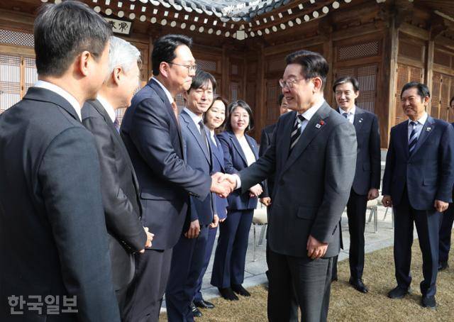 이재명 대통령이 16일 청와대 상춘재에서 열린 여야 지도부 초청 오찬 간담회에서 천하람 개혁신당 원내대표와 악수하고 있다. 왕태석 선임기자