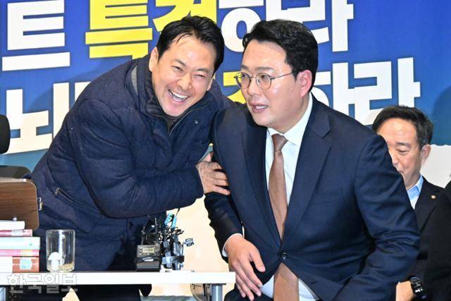 통일교·공천헌금 특검 도입을 촉구하며 단식농성 2일 차에 접어든 장동혁(왼쪽) 국민의힘 대표가 16일 국회 로텐더홀 농성장에서 약 18시간 동안의 필리버스터를 마친 천하람 개혁신당 원내대표를 끌어안고 있다. 민경석 기자