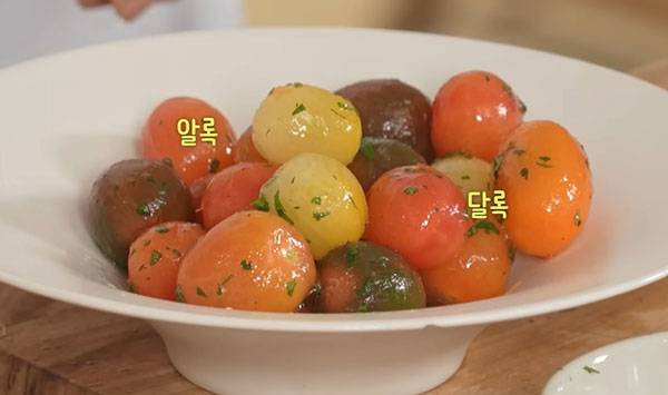 토마토 마리네이트는 맛과 영양이 풍부해 식사 메뉴나 안주로 활용하기 좋다. /사진=유튜브 채널 '김정난'