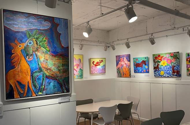 러쉬 두물머리점 ‘러쉬 빌리지’에서 진행 중인 전시 ‘붉게 힘차게 말’에 걸린 작품들.​/사진=한젬마 예술감독 제공