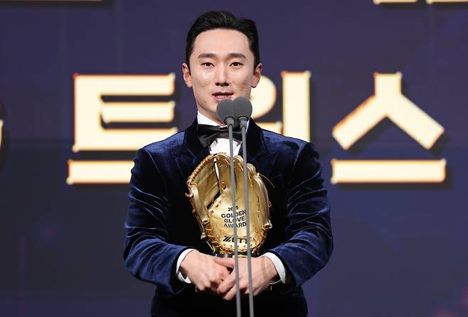 <yonhap photo-4245=""> 골든글러브 수상 소감 말하는 신민재 (서울=연합뉴스) 김성민 기자 = 9일 서울 송파구 롯데호텔 월드에서 열린 프로야구 2025 신한 SOL뱅크 골든글러브 시상식에서 2루수 부문을 수상한 신민재가 소감을 말하고 있다. 2025.12.9 ksm7976@yna.co.kr/2025-12-09 18:31:34/ <저작권자 ⓒ 1980~2025 ㈜연합뉴스. 무단 전재 재배포 금지, AI 학습 및 활용 금지></yonhap>