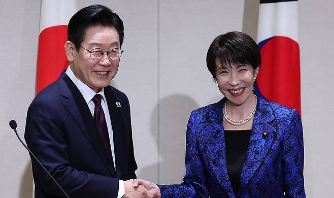 이재명 대통령과 다카이치 사나에 일본 총리가 지난 13일 일본 나라현 정상회담장에서 공동언론발표 후 악수하고 있다. 2026.1.13 [사진=연합뉴스]