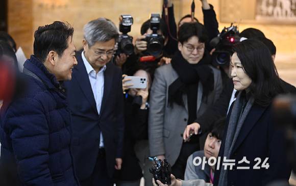 통일교 및 공천뇌물 특검 수용 촉구 단식 농성 중인 장동혁 국민의힘 대표가 16일 서울 여의도 국회 로텐더홀에서 이진숙 전 방송통신위원장과 대화를 나누고 있다. [사진=곽영래 기자]