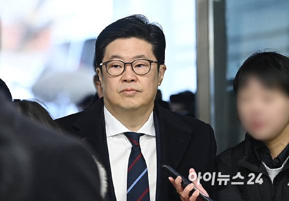 김병주 MBK파트너스 회장이 구속 전 피의자 심문(영장실질심사)을 위해 지난 13일 서울 서초구 서울중앙지방법원에 들어서고 있다. [사진=아이뉴스24 DB]