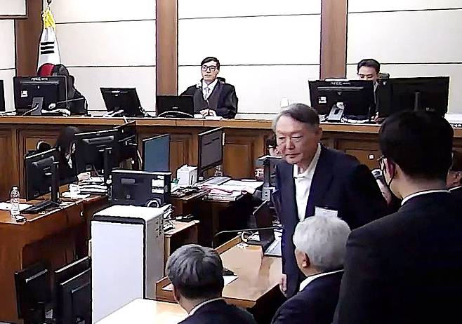 윤석열 전 대통령이 16일 서초구 서울중앙지방법원에서 열린 특수공무집행방해, 범인도피교사, 직권남용 권리행사방해 혐의 등 사건에 대한 1심 선고 공판에서 징역 5년을 선고받은 뒤 법정을 나서고 있다. 2026.1.16 [사진=서울중앙지법 제공]