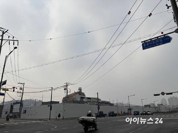 17년만에 공사에 착수하는 서울 성북구 장위10구역 재개발 현장 뒤로 구축 건물들이 보이고 있다. [사진=김민지 기자]