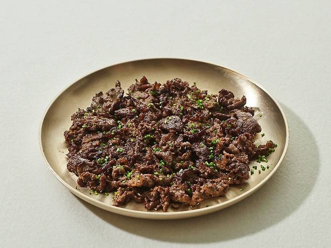 우정욱 셰프의 바싹불고기. 팬에 설탕을 뿌린 후 고기를 올려 굽는다. 사진 브.레드(스튜디오 일오 이과용)