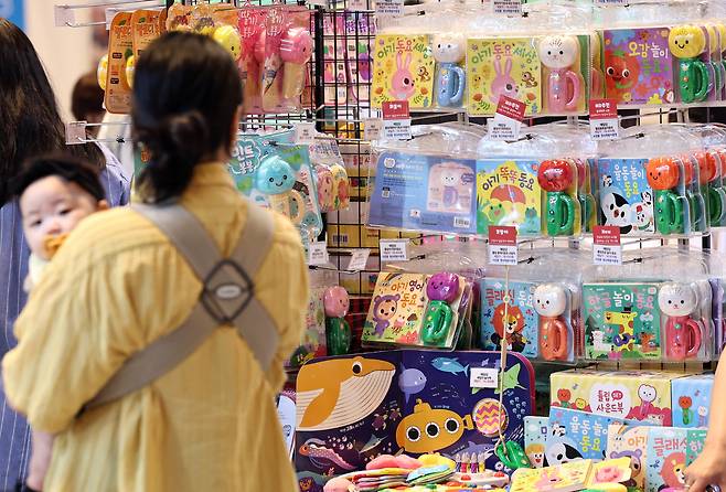 한 여성이 아이 교육용 완구를 살펴보고 있다. 뉴스1